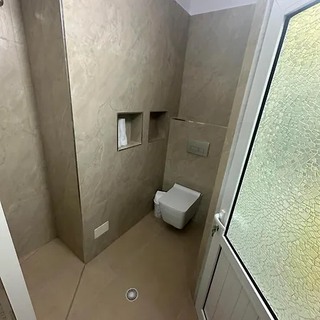 Algen Room's Berat